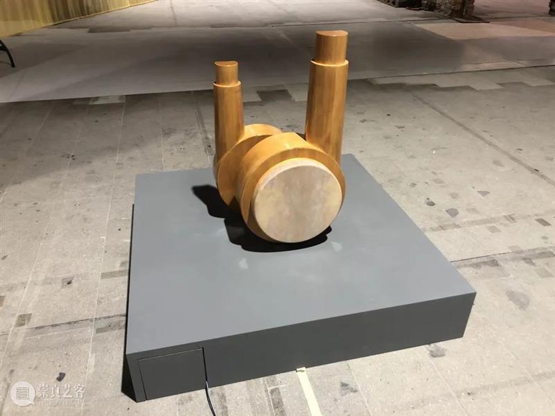 威尼斯双年展 | 朵拉·布多 Dora Budor 博文精选 Dora Budor 朵拉 布多 Dora Budor 威尼斯双年展 琴音木 山羊皮 性玩具 goatskin steel 崇真艺客